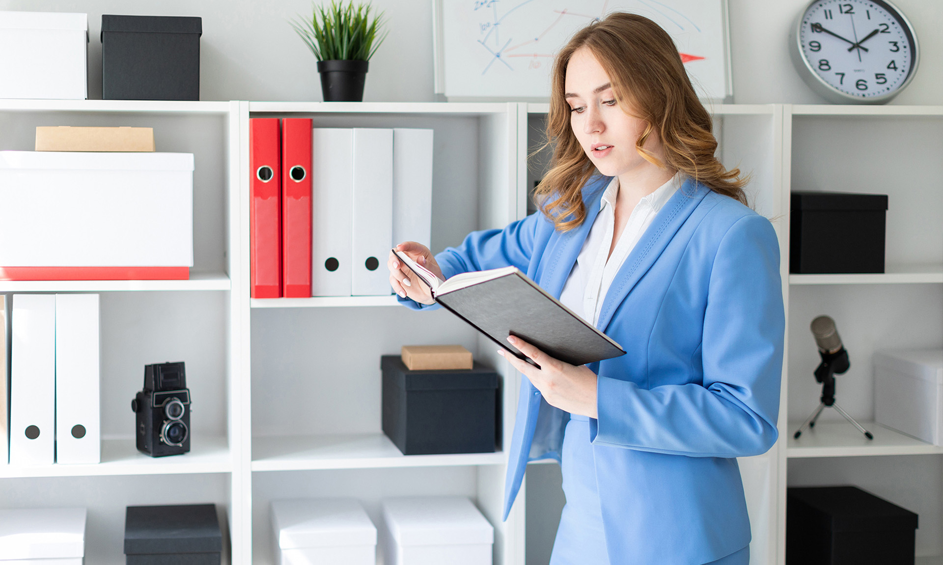 We Provide Complete<span><br></span><span class="bg-primary">Legal Services</span>